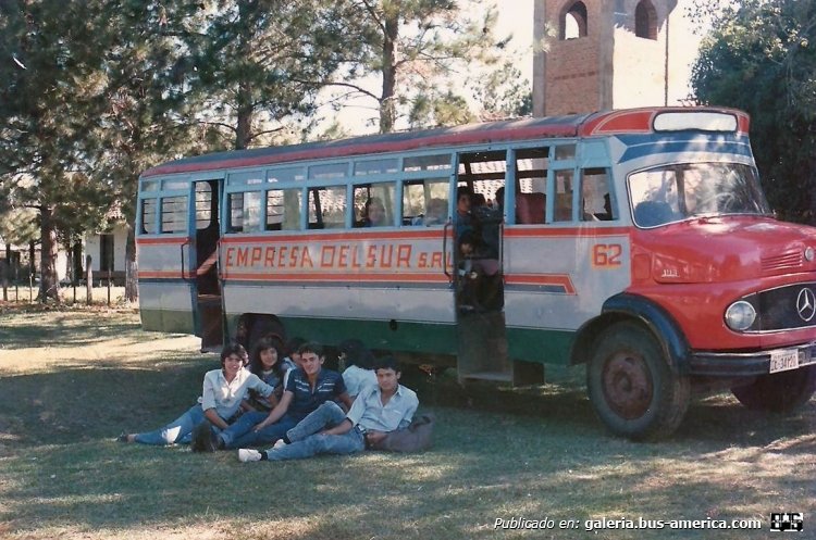 Mercedes-Benz L 1113 - Empresa Del Sur
Interno 62

Fotografía: Autor desconocido
Publicada en el Facebook "Ciudad de Pilar"
