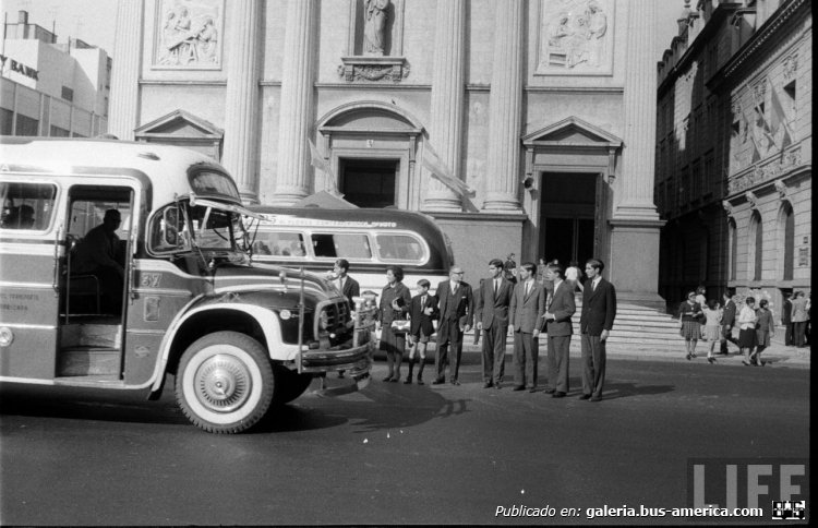 Bedford (G.M.A.) - Vaccaro - Veintisiete de Septiembre
Línea 405 (luego 156) - Interno 37

Fotografía: Revista LIFE
Colección: Fernando A Castillo
