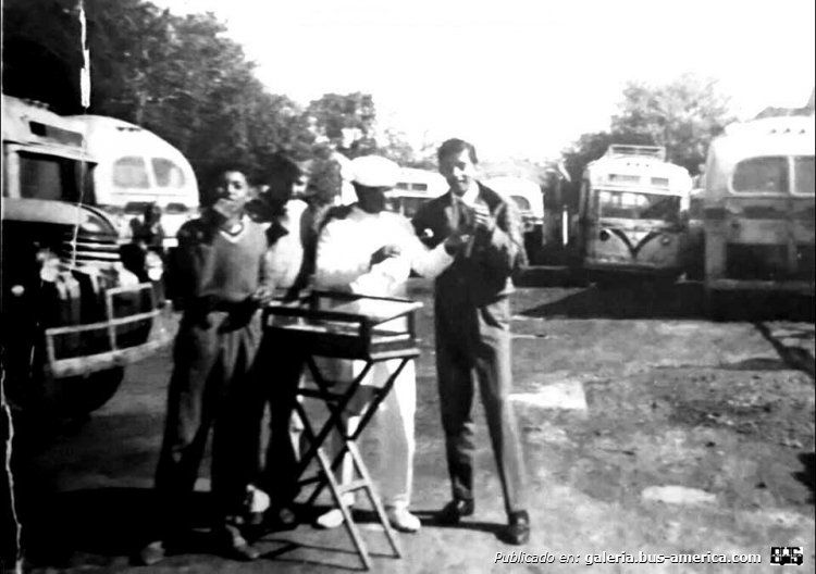 Yellow Coach 740 (en Argentina) 
Varios plateados en Salta
Yellow Coach 740

Fotografía: Autor desconocido
Publicada en Nuestra Salta de Ayer, por Juan Oscar Wayar
