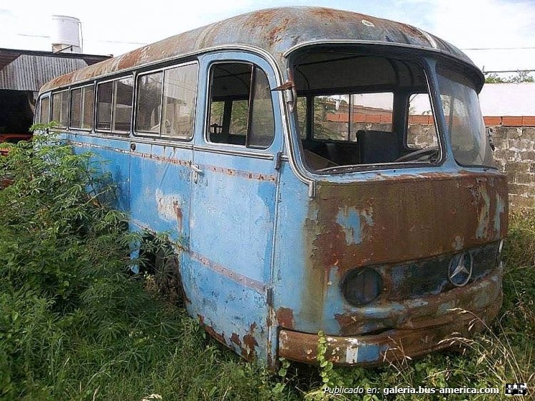 Mercedes-Benz O-321 H (en Argentina) 
Fotografía: Luis Torcello
Publicada en el facebook "Fierros Oxidados"
