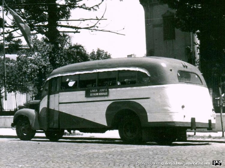 Agosti - Línea Jonte-Estación Versailles
Fotografía: Archivo General de la Nación
Extraída del Facebook "San Isidro Antiguo"

Los invito a conocer la historia de esta carrocería en:
[url=https://www.bus-america.com/ARcarrocerias/Agosti/Agosti-histo.php]Historia de Carpitnería y Carrocería A. y C. Agosti[/url]
