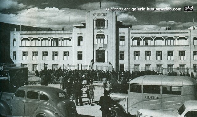 Colectivo La Paz
http://galeria.bus-america.com/displayimage.php?pid=3936

Fotografo: ¿?
Extraído de: http://historiadelfutbolboliviano.com/2011/03/20/el-estadio-hernando-siles/
Editado por: www.bus-america.com

[Datos de derecha a izquierda]
