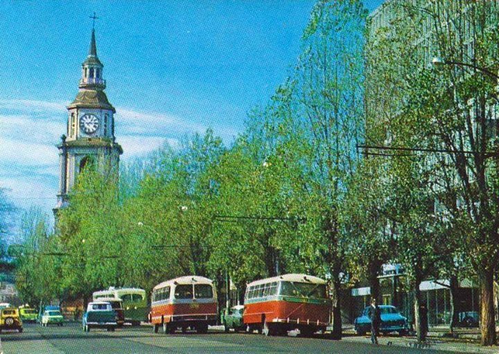 Vista de la Alameda y la Iglesia de San Francisco de Santiago en 1968.
Fotografo: ¿?
Gentileza: ASF de Fotos Históricas de Chile
Extraído de: https://www.facebook.com/FotosHistoricasDeChile/photos/a.209224165897991.1073741826.209222469231494/289499551203785/?type=1&relevant_count=1
