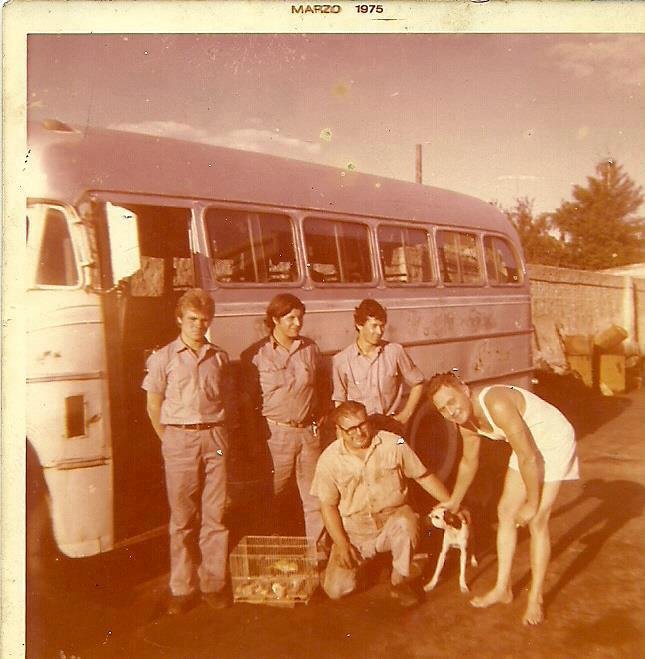 La Porteña - La Internacional
Fotografo: desconocido
Fotografía: La Internacional , publicidad
Gentileza: Francisco Muelas - facebook "La Internacional" :
https://www.facebook.com/photo.php?fbid=608145989195586&set=a.
563762540300598.129313.562962983713887&type=3&theater

De izquierda a derecha: 1º Huguito Lurig (mecànico)
