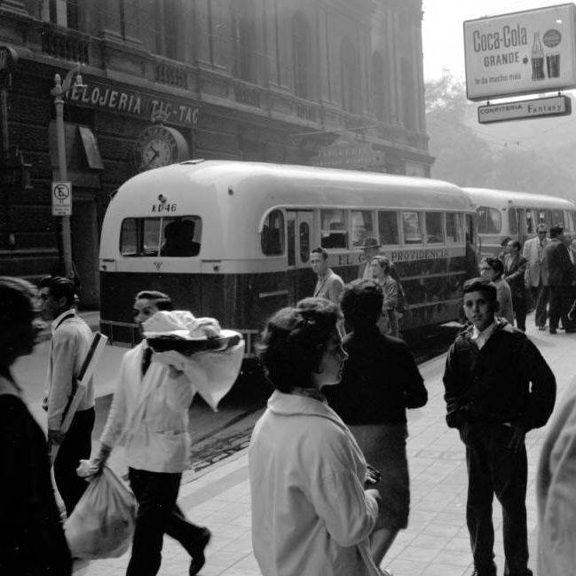 El Golf - Providencia
¿KD46?

Fotografo: ¿?
Gentileza: ASF de Fotos Históricas de Chile
Extraído de: https://www.facebook.com/FotosHistoricasDeChile/photos/pb.209222469231494.-
2207520000.1394754570./257155824438158/?type=3&src=https%3A%2F%2Ffbcdn-sphotos-g-a.akamaihd.net%2Fhphotos-ak-prn2%2Ft1%2F1459788_257155824438158_
918586741_n.jpg&size=649%2C649&fbid=
257155824438158

Vista de calle Compañía con Ahumada de Santiago en el año 1960.

"Franklin año 1954, corresponde a los primeros modelos fabricados por esta carrocera y en los que aún ocupaban madera terciada como forro interior desde las ventanas hacia arriba" (Antonio Riscal)

{Datos de izquierda a derecha}
