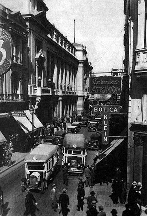 Vista de la calle Ahumada de Santiago en 1930.
Fotografo: ¿?
Gentileza: ASF de Fotos Históricas de Chile
Extraído de: https://www.facebook.com/FotosHistoricasDeChile/photos/a.209224165897991.1073741826.
209222469231494/289973357823071/?type=1&relevant_count=1
