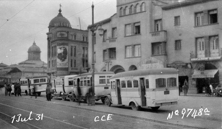Tropezón
Fotografo: ¿?
Gentileza: ASF de Fotos Históricas de Chile
Extraído de: https://www.facebook.com/FotosHistoricasDeChile/photos/pb.209222469231494.-
2207520000.1394754541./263952873758453/?type=3&src=https%3A%2F%2Ffbcdn-sphotos-e-a.akamaihd.net%2Fhphotos-ak-prn2%2Ft1%2F1488845_263952873758453_
771861609_n.jpg&size=922%2C538&fbid=
263952873758453

Vista de micros o góndolas en Mapocho con calle Puente y Mercado de Santiago en 1931.
