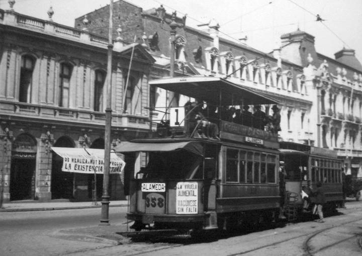 (en Chile) - Alameda
Fotografo: ¿?
Gentileza: ASF de Fotos Históricas de Chile
Extraído de: https://www.facebook.com/FotosHistoricasDeChile/photos/pb.209222469231494.-
2207520000.1394754124./281750445312029/?type=3&src=https%3A%2F%2Fscontent-a-sjc
.xx.fbcdn.net%2Fhphotos-prn1%2Ft31.0-8%2F1599921_281750445312029_2037412811
_o.jpg&smallsrc=https%3A%2F%2Fscontent-a-sjc.xx.fbcdn.net%2Fhphotos-frc3%2Ft1.0-9%2F1932230_281750445312029_2037412811
_n.jpg&size=2048%2C1452&fbid=281750445312029

Vista tranvía N°358 en calle Alameda de Santiago en el año 1921.
