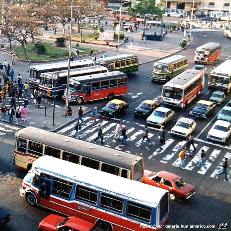 Mercedes-Benz LO 1114 - Ei-Var - M.O.D.O.
Línea 151
Varios en ésta panorámica, colores y empresas que desaparecieron, lo más increíble, dos coches de la línea 104, hoy tal vez algo utópico.

Fotografía: J. C. Ruso
