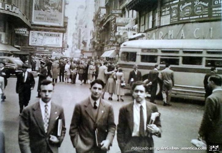 Mack C 41 (en Argentina) - C.T.C.B.A.
Fotografía: Autor desconocido
Publicada en el facebook "Fotos Antiguas Buenos Aires", enviada por Adriana Mabel Borrás
