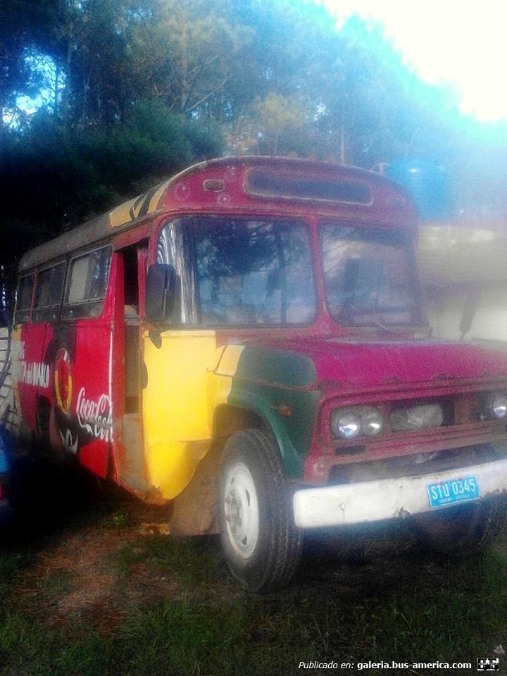 Chevrolet (G.M.B.) - Camping Punta Del Diablo
Fotografía: Andrés Ochagaray
Publicada en el facebook "Fierros Oxidados"
