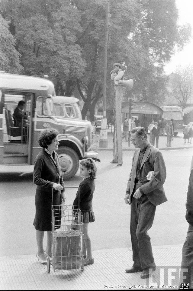 Mercedes-Benz L 312 - Braje - S.A.E.S.
Línea 225 (luego 85) - Interno 40
Detrás, semitapado, un OP 312 Rolmar-Rusca de Transportes Del Oeste, a derecha un Leyland de línea a determinar

Fotografía. Revista Life
Colección: Fernando A. Castillo


