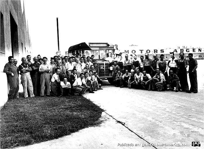 Bedford OB - GM (ensamblada en Argentina)
Es muy posible que esta fotografía corresponda con la presentación de la primera unidad ensamblada por G.M.A., en su planta de Barracas

Fotografía: Autor desconocido
Publicada en el Facebook "Museo del Colectivo, el Ómnibus y el Trolebús"
