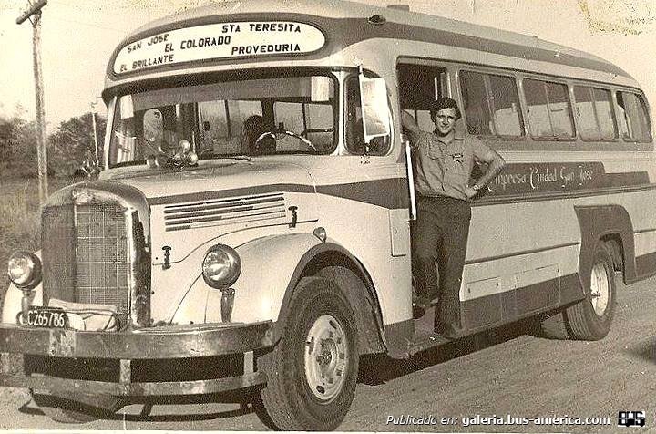 Mercedes-Benz L 312 - Luna - Ciudad San José
C 265786

Fotografía: Autor desconocido
Publicada en el facebook "Pueblo Liebig Entre Ríos"


