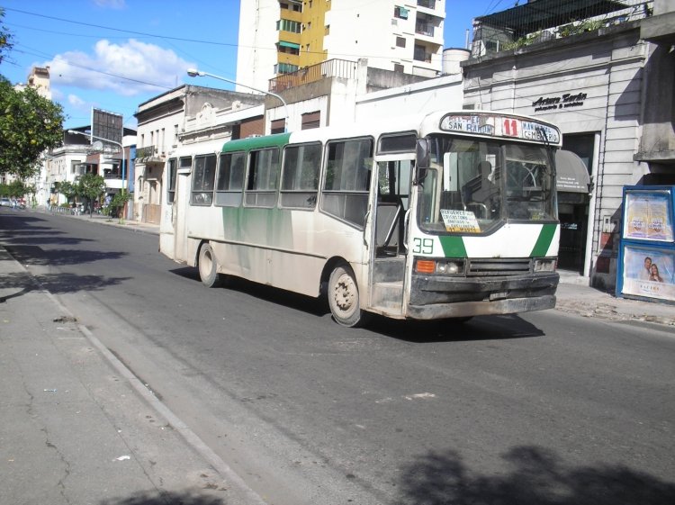 Mercedes-Benz OF 1315 - Bi Col - Los Pumas UTE
VMX 861

Linea 11 (S.M.Tucumán), interno 39

Bi-Coll modelo 1994 OF1315, perteneciente a la Empresa Los Pumas UTE, no lo puse en el album de Bi-Coll porque no me aparce como opcion para cargar la foto, si alguien me puede asesorar...
Palabras clave: Los Pumas/ Linea 11/ Bi-Coll