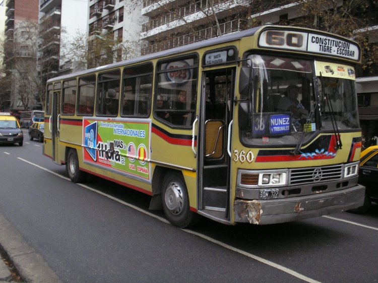 Mercedes-Benz 1318 - CND - MONSA
C 1728133 - SQN 322
Linea 60 - Interno 360
Si bien no fueron muy comunes en Capital federal los OF1318, acá vemos dos rarezas juntas. 
Palabras clave: Nueva Dimensión MONSA