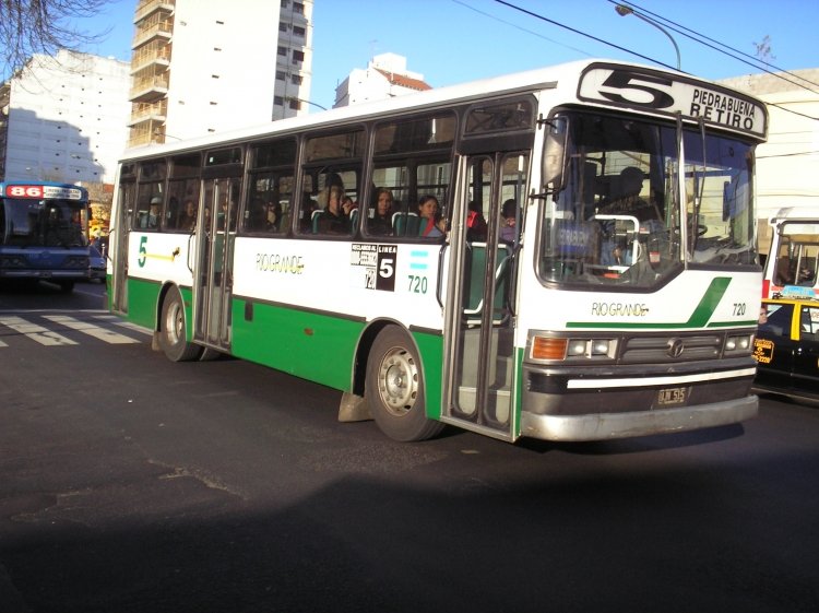 Mercedes-Benz 1316 - CND - Río Grande
C 1741242 - UJN 515
Linea 5 - Interno 720
Este coche es uno de los que reparó Ugarte, cambiando el frente y ventanas.
 Sin embargo, la configuración de puertas es la propia de CND.
Palabras clave: DOTA Linea 5 CND Reparado por Ugarte