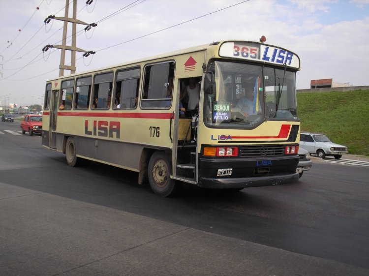 Mercedes-Benz OF 1318 - Nueva Dimensión - LISA
B.2419243 - WYV 114
Linea 365 - Interno 176
Coche original de la empresa. En esta imagen se vé la reforma de la primer ventana, ya que la misma tenia vidrio fijo arriba y abajo.. Yo, la hubiera puesto al revés, asi por lo menos quedaban todos los fijos arriba.
Palabras clave: LISA CND OF1318