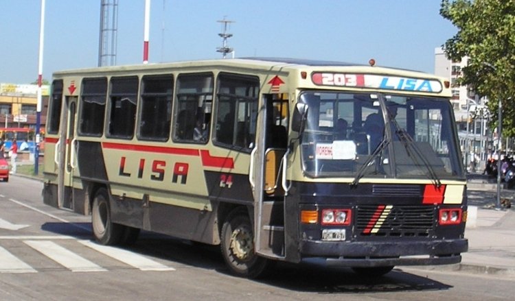 Mercedes-Benz OF 1214 - CND - LISA
B 2353853 - VGM 767
Linea 203 - Interno 24
OF1214 Nueva Dimensión. Además de la palanca de cambios ubicada detras del conductor, se diferencia del OF1215 en la altura del chassis, donde se vé que los guardabarros cortan en la cintura. por supuesto, parabrisas reformado, con una ridícula cartelera.
Palabras clave: LISA Nueva Dimension