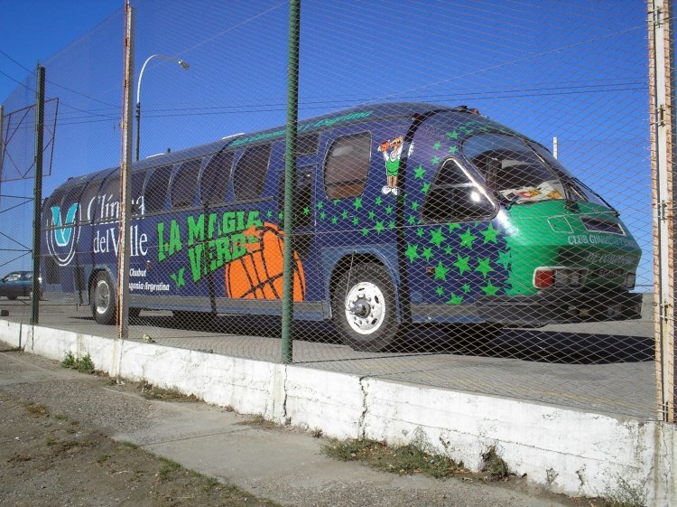 Aerobus Bus Bullet Club
Este coche es un Scania K 112, versión de dos ejes, perteneciente a un club de basquetball de Comodoro Rivadavia.
 Me dijo un colega que había pertenecido a la Empresa El Tordillo, pero no lo pude confirmar.

http://galeria.bus-america.com/displayimage.php?pid=30862
Palabras clave: Aerobus 2 ejes Scania K112