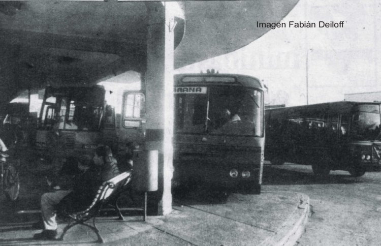 Ex Terminal de Omnibus de Paraná
Foto de los 80 - 90 de la vieja terminal de ómnibus de Paraná en pleno funcionamiento. Se aprecian tres coches de Fluviales, En primer lugar en la punta de las plataformas un Troyano camello int. 2, a continuación el 3 que era un Funke recarrozado y circulando en la playa un Funke 2000 int. 6.

[Datos de derecha a izquierda]
Palabras clave: Terminal Paraná en los 80