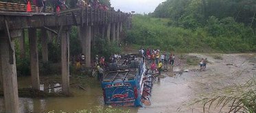 flota Pelileo accidentada 
Foto descargada del diario hoy. Accidente de la flota Pelileo 33 en e L puente riobarranco alto en bucay deja 12 fallecidos y 26 heridos.
Palabras clave: Flota Pelileo33 