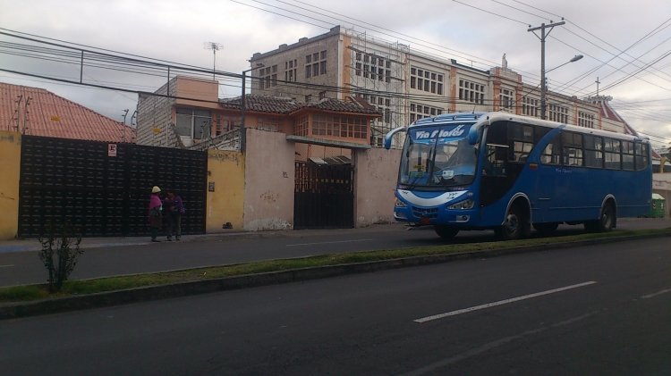 Nuevo corte de pintura de la Vía Flores
Este bus fue el 01 de jerpazsol y ahora es un megabuss 
Crucero en tipo 
Palabras clave: vía flores