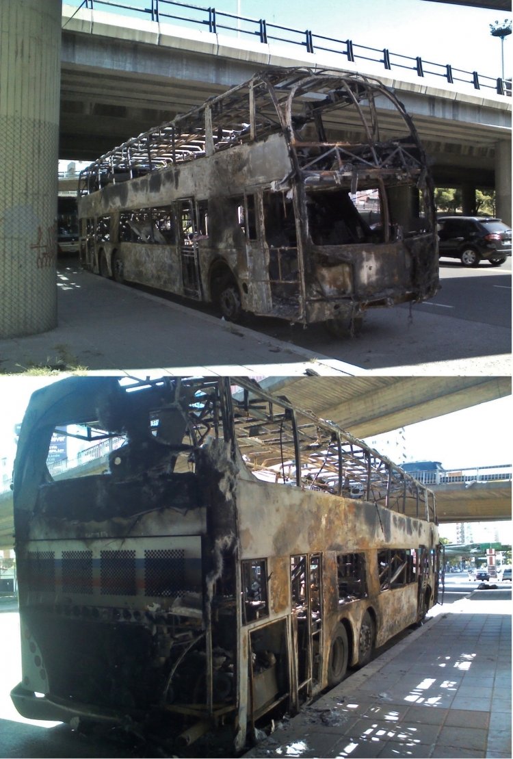 Mercedes-Benz O-400 RSD - Metalsur - Pullman General Belgrano
Esta unidad se encuentra ubicada en Libertador y General Paz
El coche esta "mirando" hacia la Pcia. de Buenos Aires. Desconozco la empresa y el motivo del incendio.
