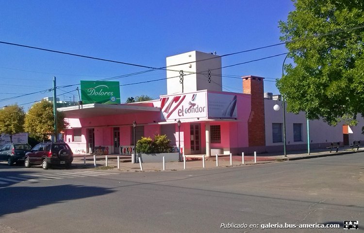 Antigua terminal de ómnibus de El Cóndor en Dolores - Enero  2015
La vieja terminal de ómnibus o agencia que la empresa El Cóndor tenía en la localidad de Dolores aun existe. Es un edificio que fue reciclado y ahora es un centro cultural. Es una edificación  muy antigua.  Ya era agencia de El Cóndor cuando esta empresa fue estatal. Tengo muchos recuerdos de mi niñez porque mi papa fue chófer de El Cóndor. Y me acordaba especialmente de esta Agencia. Volviendo de la Costa se me ocurrió pasar por Dolores para revivir parte de mi infancia y sacar algunas fotos para compartirla con ustedes. El lugar esta intacto. Hasta el lugar donde se guardaban los ómnibus esta. 

http://galeria.bus-america.com/displayimage.php?pid=34295
