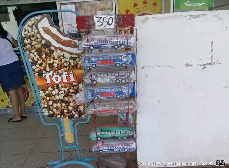 Maquetas de ómnibus en venta en la terminal de Luján
