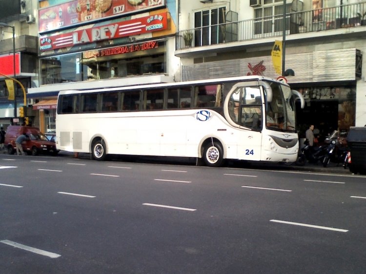 Mercedes-Benz O-500 - San Antonio - Empresa Turismo
Unidad estacionada en Corrientes y Carlos Pellegrini
