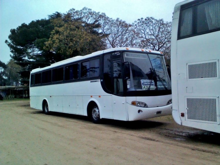 Busscar (en Argentina) - Particular
Unidad contratada por el Municipio de Malvinas Argentinas para transportar jubilados a Tomás Jofre-Junio 2012
