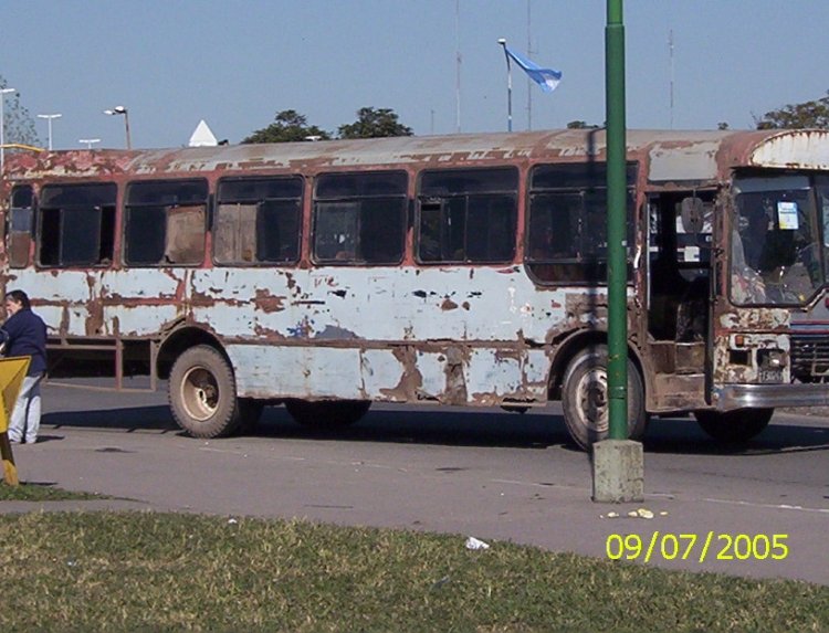 A PURO OXIDO ¡¡¡
Revisando fotos de años atras, encontre este bus que parece usan de a poco sus partes para ojalateria de aficionados...
Palabras clave: PARQUE 9 DE JULIO DIA DE LA INDEPENDENCIA