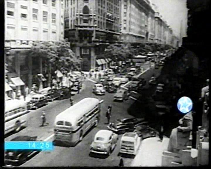 Mack (en Argentina) - T.B.A. 
Fotografía rescatada del canal Volver.
Av. Diagonal Norte y Florida. Ómnibus Mack entre otros... 
Gentileza de Miguel Silva
