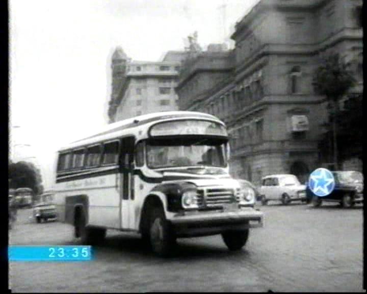 Bedford J6LZ1 - La Estrella - M.O.Q.S.A.
Colectivo de la Empresa Micro Ómnibus Quilmes, circulando sobre la Avda. Leandro N. Alem
Rescate escena fílmica, Jorge Porcel - Gordo Villanueva, 1965 (Volver).
Gentileza Miguel Silva.
