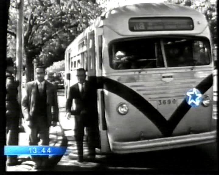 Mack (en Argentina) - T.B.A. - Línea 118
Fotografía de un Ómnibus Mack C-41 de Transportes de Buenos Aires.
Fotografía de escena fílmica, ( Volver) Gentileza Miguel Silva.
