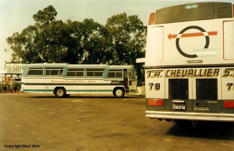 Mercedes-Benz - De.Ca.Ro.Li. - El Alba
Micro de Transportes  "EL ALBA", Int. 105 traslado de Personal de Aerolíneas Argentinas, año 1980, Constitución a Ezeiza
También viajes de turismo y servicios regulares a Mar de Ajó
(Datos de izquierda a derecha) 

Fotografia: Raúl Vich
Extraído de: www.solobus.com.ar
