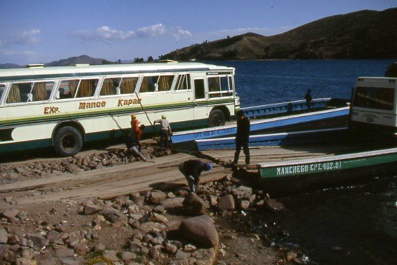 Scania - Nielson Diplomata (en Bolivia) - Expreso Manco Kapac
http://galeria.bus-america.com/displayimage.php?pid=2016

Foto de Ellen Falkin, tomada de picasaweb.google.com
Palabras clave: bolivia