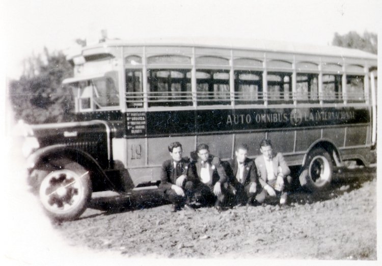 White - Daneri - Auto Ómnibus La Internacional
Foto subida a Foro Transportes por el usuario Nykolas75, tataranieto
de uno de los dueños de esta empresa, que hacía el recorrido 
Constitución-Saavedra con el número de línea 53.
