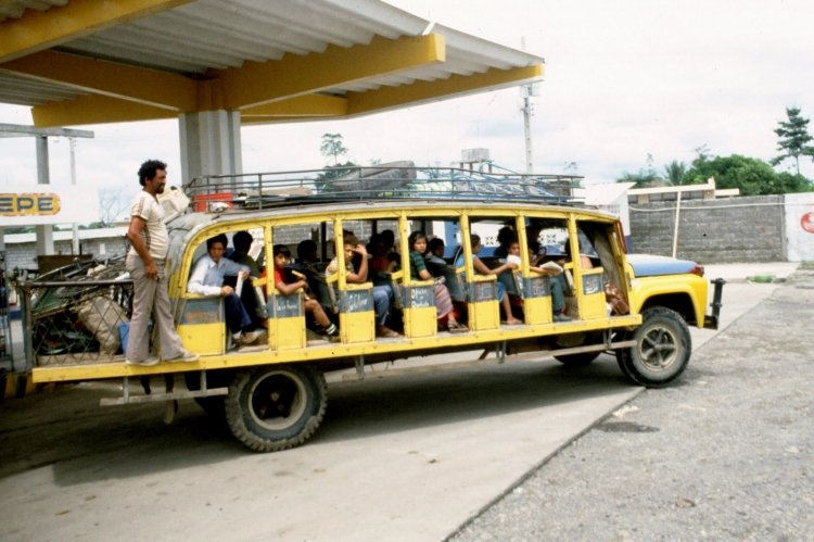 Ford - ¿? - ¿? (¿En Ecuador?)
Foto de Robert Gass, tomada de https://picasaweb.google.com
