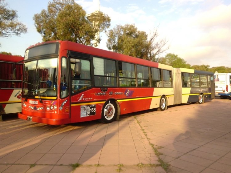 Mercedes-Benz O-500 UA - Metalpar Iguazú 2007 - Empresa Línea 216
JYZ 366
[url=https://galeria.bus-america.com/displayimage.php?pid=29996]https://galeria.bus-america.com/displayimage.php?pid=29996[/url]
[url=https://galeria.bus-america.com/displayimage.php?pid=35618]https://galeria.bus-america.com/displayimage.php?pid=35618[/url]
[url=https://bus-america.com/galeria/displayimage.php?pid=55939]https://bus-america.com/galeria/displayimage.php?pid=55939[/url]

Línea 166 (Buenos Aires), interno 39

Uno de los articulados de la 166 en la expo de hoy en el Parque de la Ciudad
Palabras clave: articulado 166 216 expo metalpar