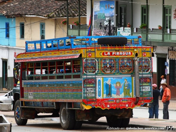 Ford - ?? - Expreso Medellín Sonsón Argelia
TMJ 251

Foto de Mauricio Agudelo, tomada de www.panoramio.com
(En Colombia)
Palabras clave: ford colombia