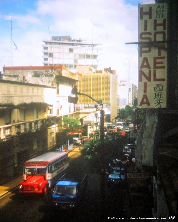 Volvo - ¿? - Línea 9
Foto de Wolfgang Starzer, tomada de https://picasaweb.google.com
(En Paraguay)

[Datos de izquierda a derecha]
