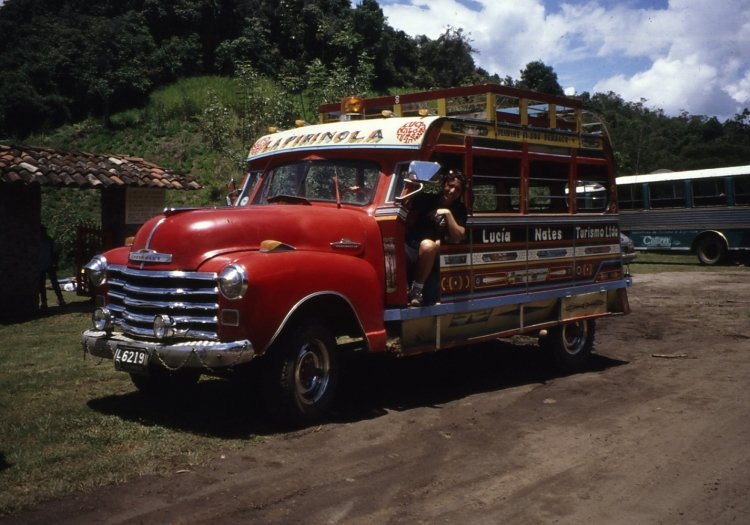 Chevrolet - ?? - Lucía Nates Turismo Ltda. (En Colombia)
Foto tomada de https://picasaweb.google.com, subida por el usuario Bob & Wendy 
Palabras clave: chiva colombia