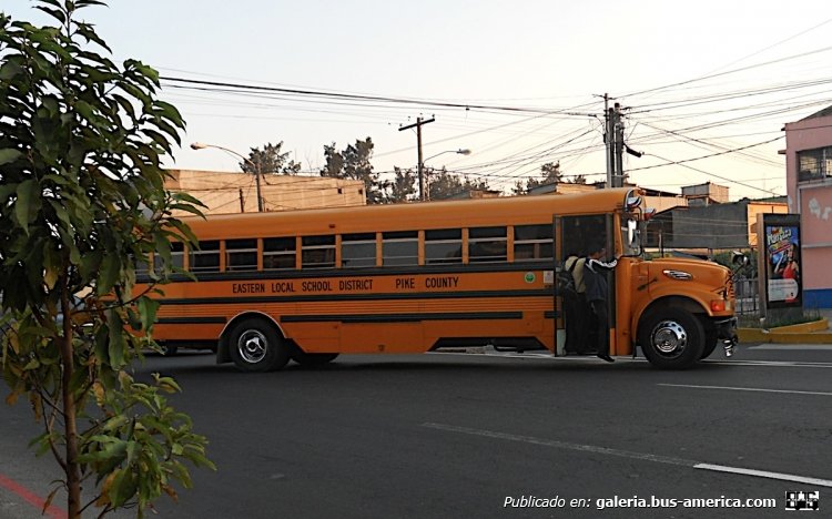 International - Thomas (En Panamá)
Foto de Mark Naylor, tomada de picasaweb.google.com 
Palabras clave: guatemala