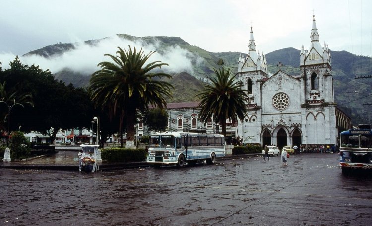 Nissan - ¿? - ¿?
Foto de Jack Klam, tomada de https://picasaweb.google.com
(En Ecuador)

[Datos de izquierda a derecha]
Palabras clave: ecuador