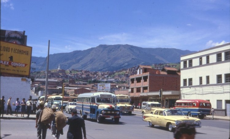 Ford Hercules - Superior Southern (en Colombia)
Foto tomada en septiembre de 1968 y subida a http://picasaweb.google.com/ por el usuario Charles, que identifica el lugar como "Medellín Market".
[Datos de derecha a izquierda]
Palabras clave: Medellín