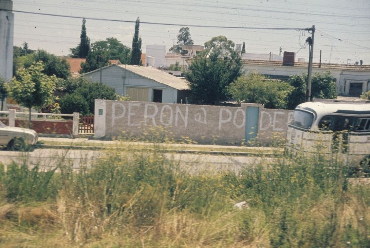 ¿Mercedes-Benz? - El Detalle - M.O.Q.S.A.
Foto de Pete Bogardus, tomada de https://plus.google.com
