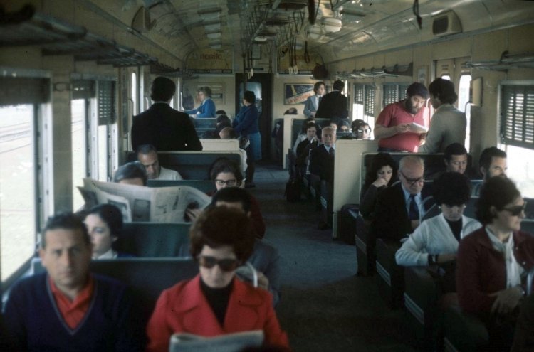 Toshiba (en Argentina) - Ferrocarriles Argentinos , FF. CC. Sarmiento 
Foto de Pete Bogardus, tomada de https://picasaweb.google.com.
(Vista interior de la unidad)
