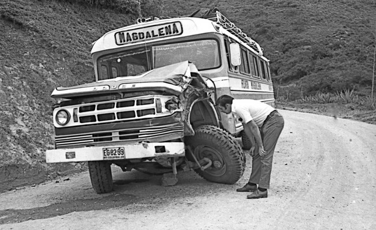 Dodge - ?? - Flota Magdalena
Patente EG 82-99
http://galeria.bus-america.com/displayimage.php?pos=-26401

Foto de David McLaughlin en 1970 o 1971.
Tomada de https://picasaweb.google.com.
Palabras clave: Dodge Colombia Magdalena